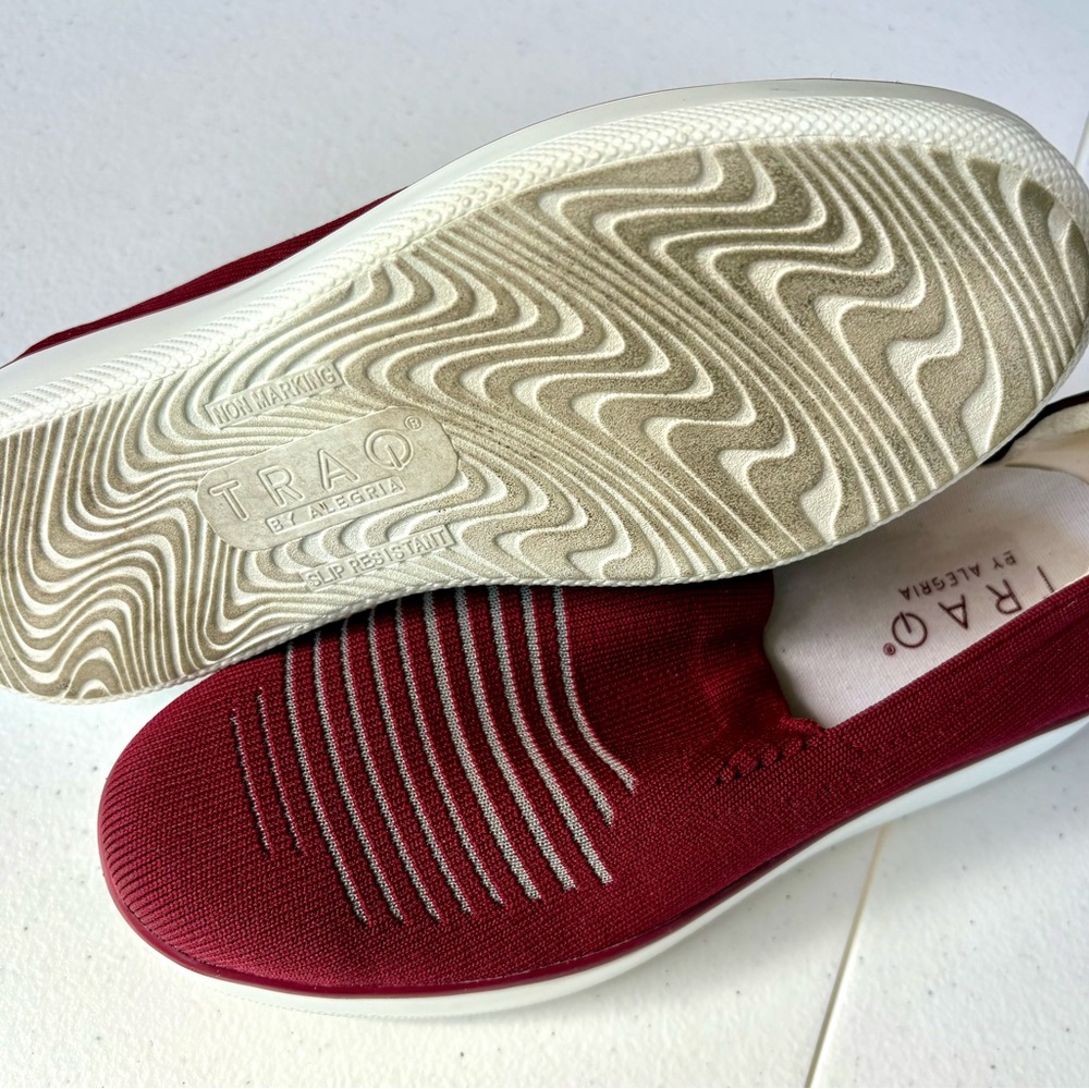 Traq by Alegria Burgundy Mystiq Peeps Platform Slip-On Sneakers Sz 37, 7-7.5 - Picture 13 of 16